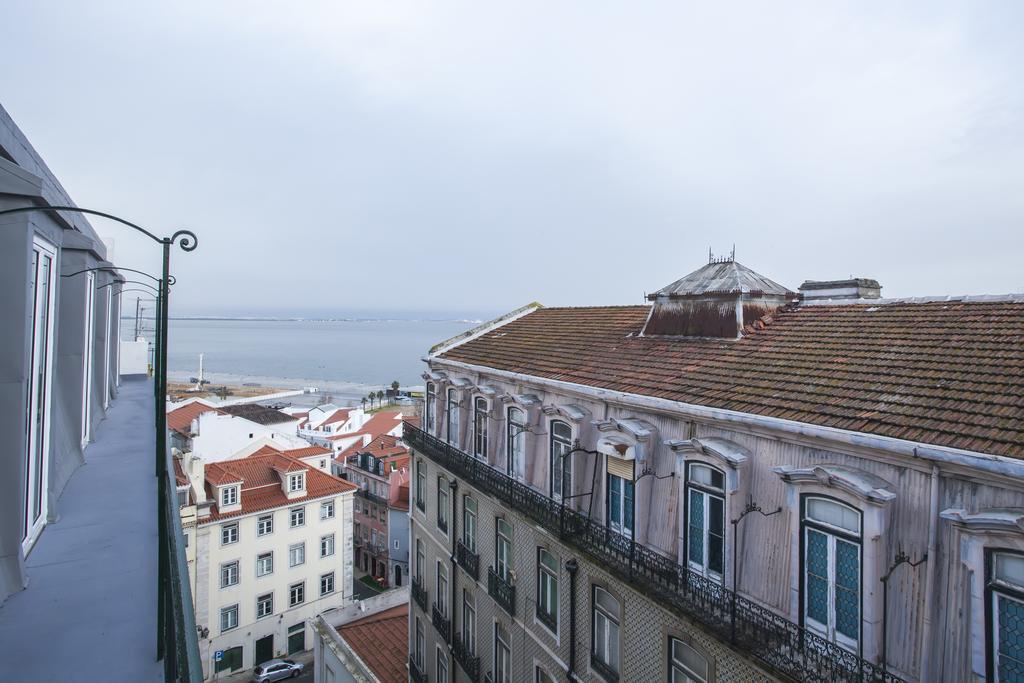 Breathtaking River View In Alfama Lisbona Esterno foto